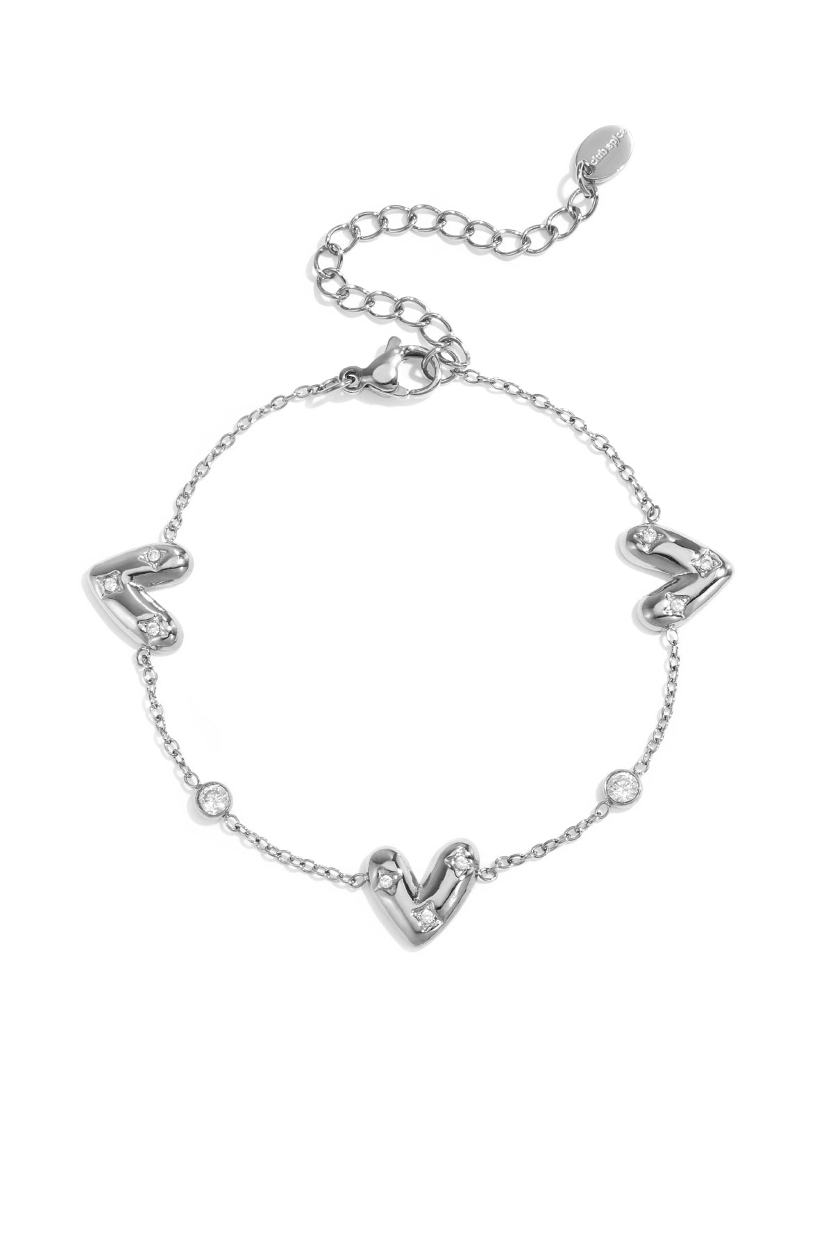 Bracciale con tre cuori incastonati e pietre rotonde di zirconi cubici.