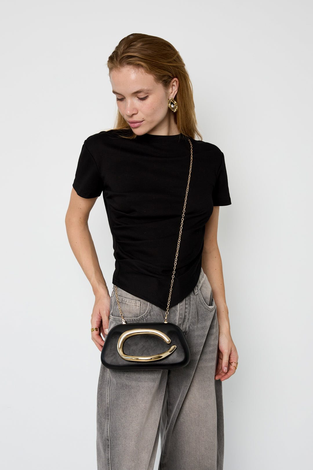 Borsa principessa con accento dorato a C