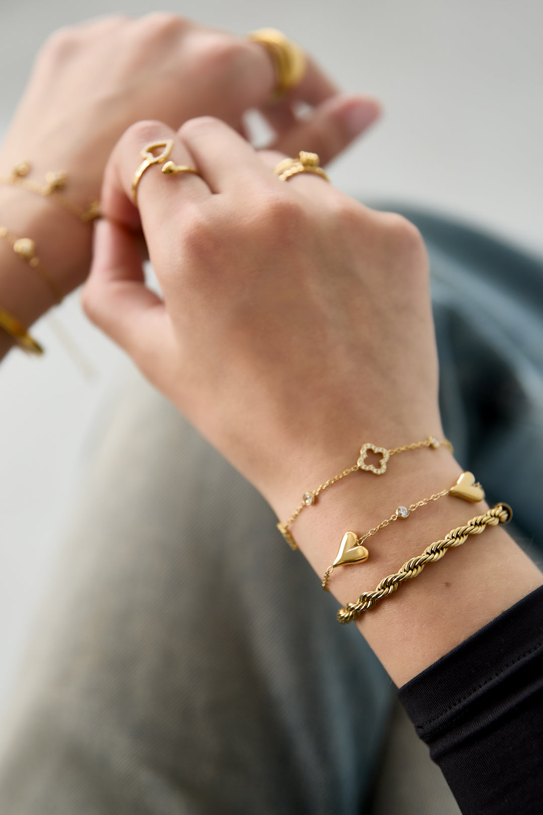 Bracciale con tre cuori massicci e pietre