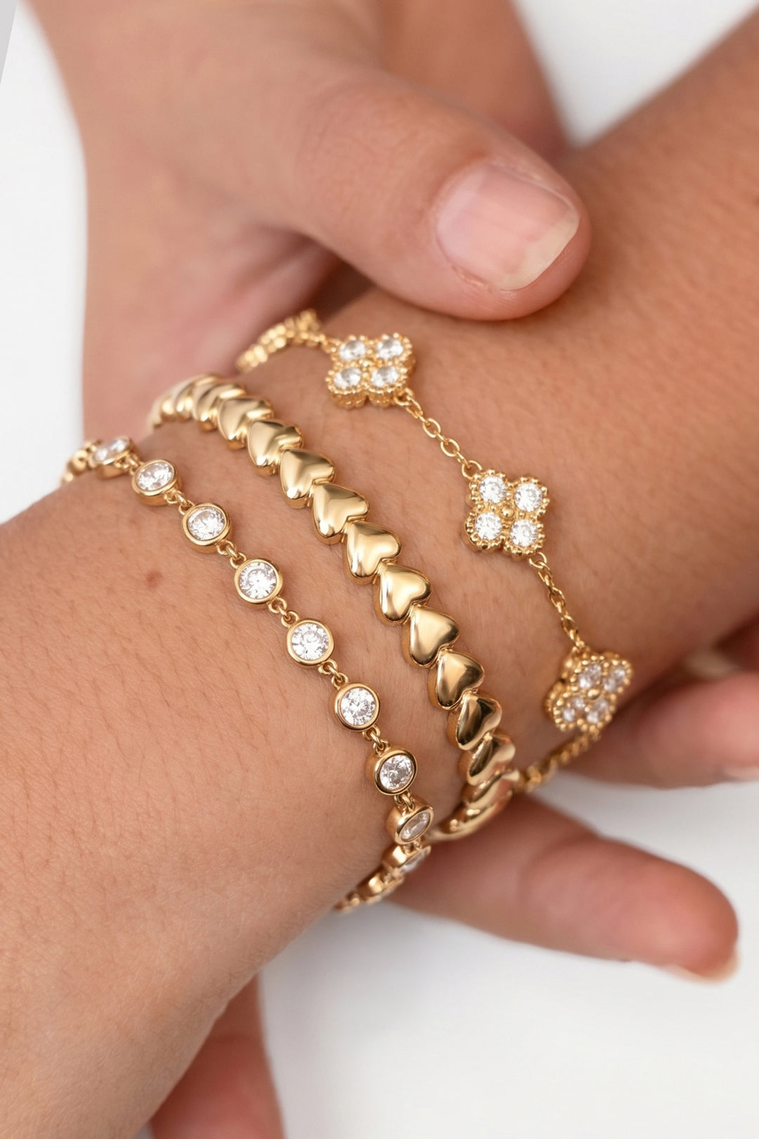 Bracciale con quadrifogli incastonati in zirconi