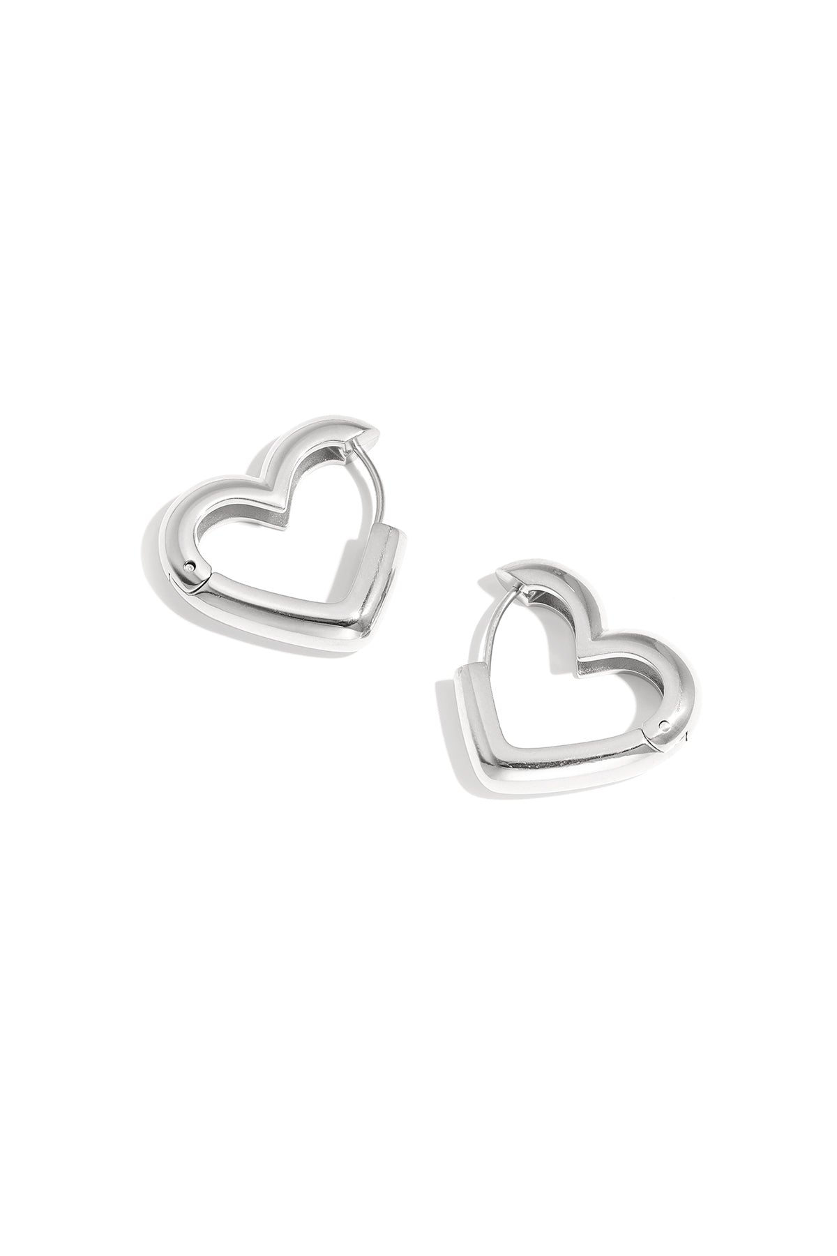 Orecchini a cerchio a forma di cuore in tre misure