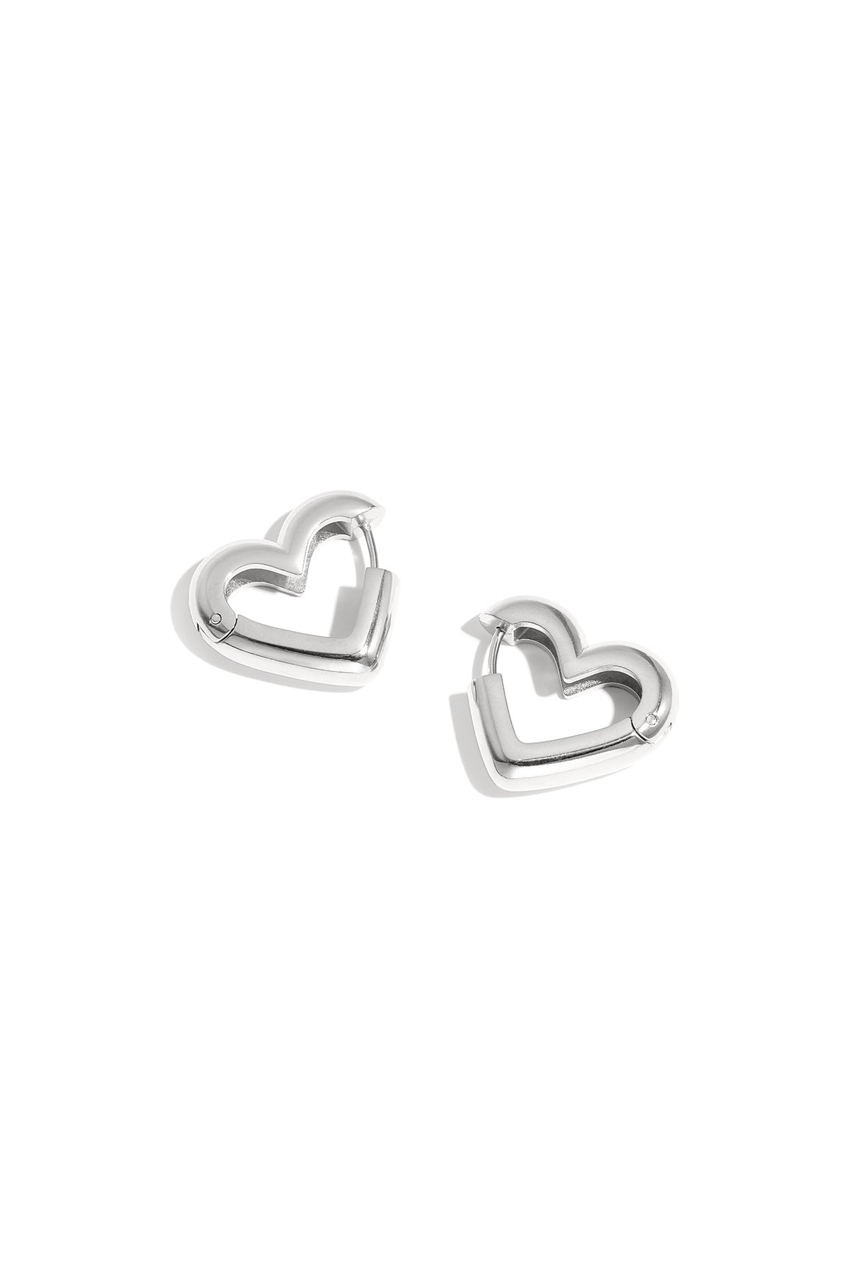 Orecchini a cerchio a forma di cuore in tre misure