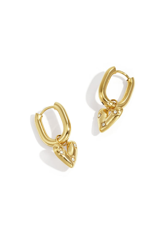 Orecchini a cerchio rettangolari con un cuore pendente decorato con pietre.