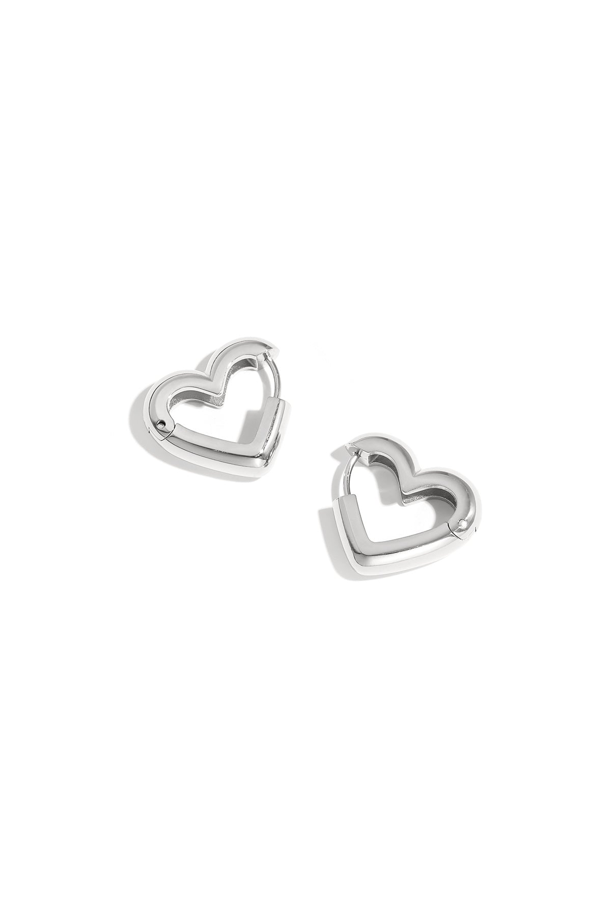 Orecchini a cerchio a forma di cuore in tre misure